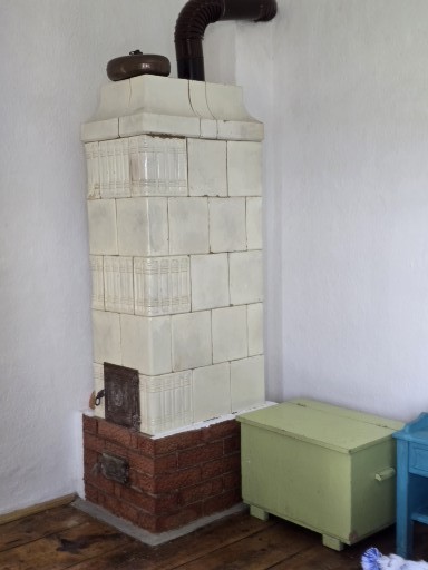 Odaia Pridvorului — sobă de teracotă albă, pe soclu de cărămidă